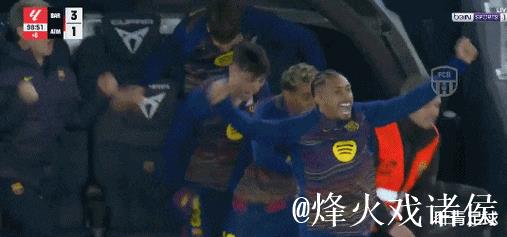 巴萨9000万巨星救主：单刀打空门 亲吻队徽！4万人鼓掌致敬